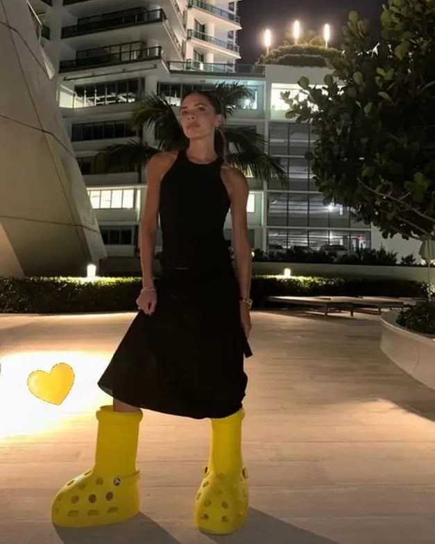 Victoria Beckham draagt controversiële schoenen in 2023