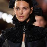 Vittoria Ceretti bij Chanel met een strik in het haar, een van de beste kapsels voor de feestdagen