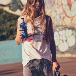 Een model drinkt water in Vogue januari/februari 2024