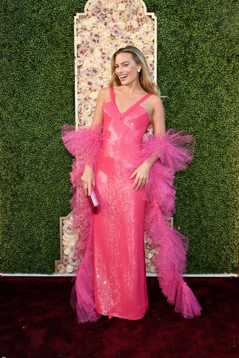 margot-robbie-keert-terug-naar-barbieland-in-armani-prive-tijdens-de-golden-globes-281268