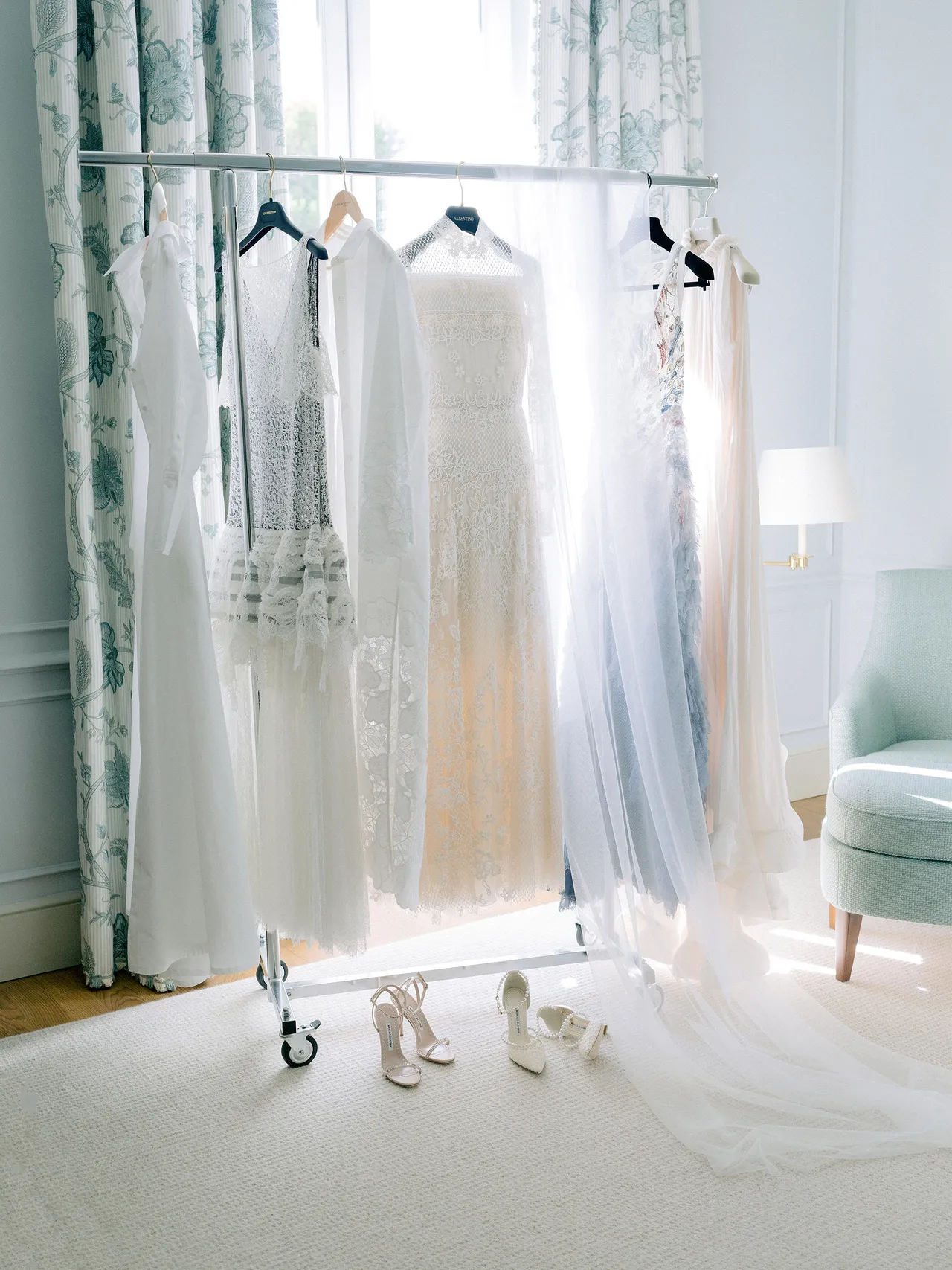 Een rek met bruidsjurken
