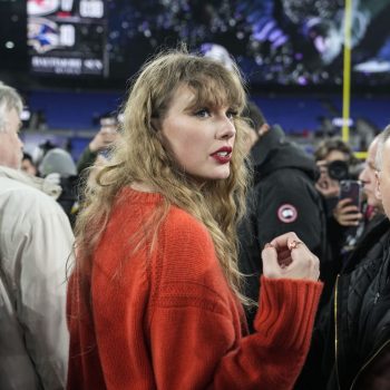 met-deze-rode-trui-tilt-taylor-swift-haar-game-day-stijl-naar-een-hoger-niveau-284173