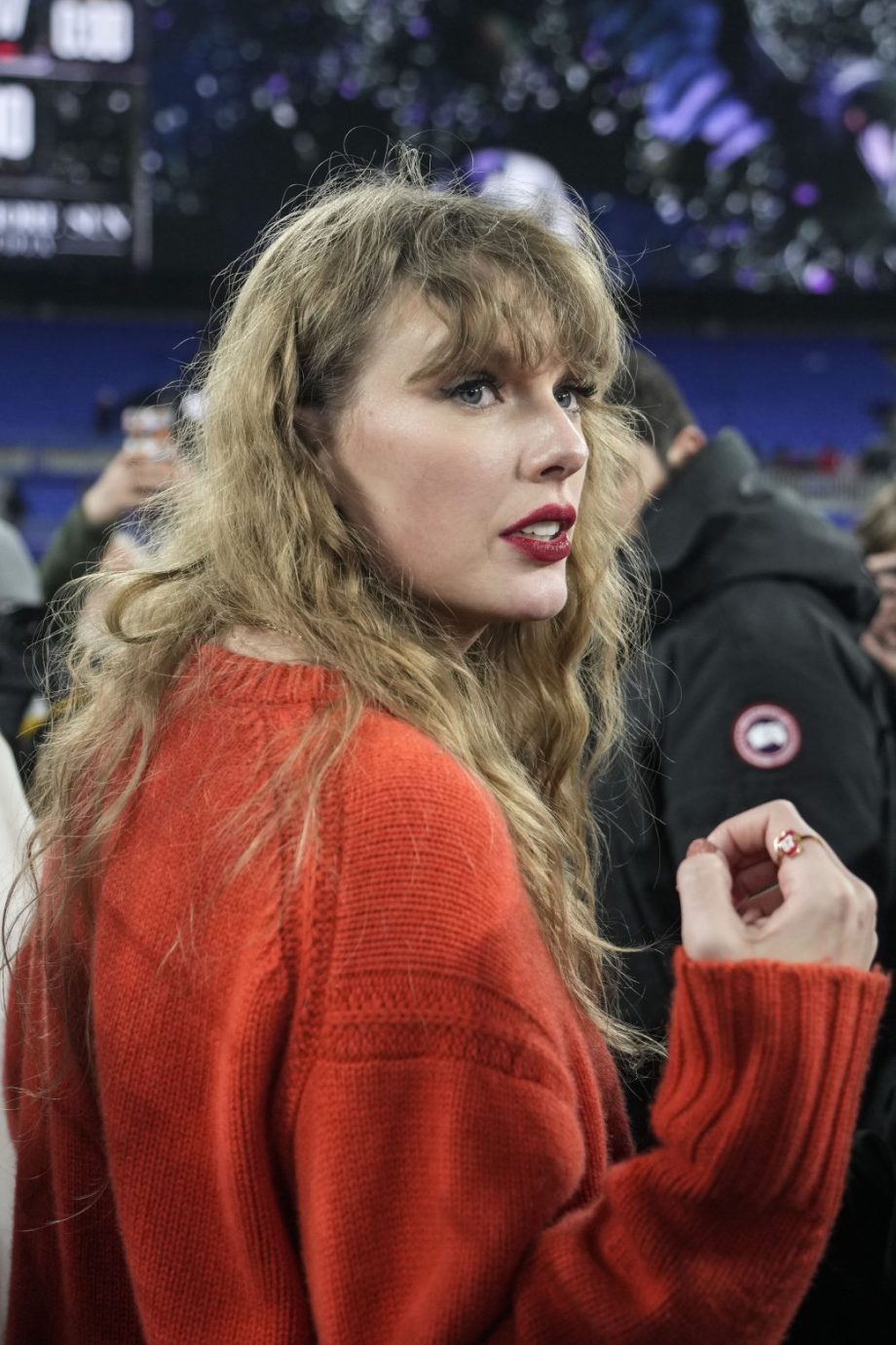 met-deze-rode-trui-tilt-taylor-swift-haar-game-day-stijl-naar-een-hoger-niveau-284173