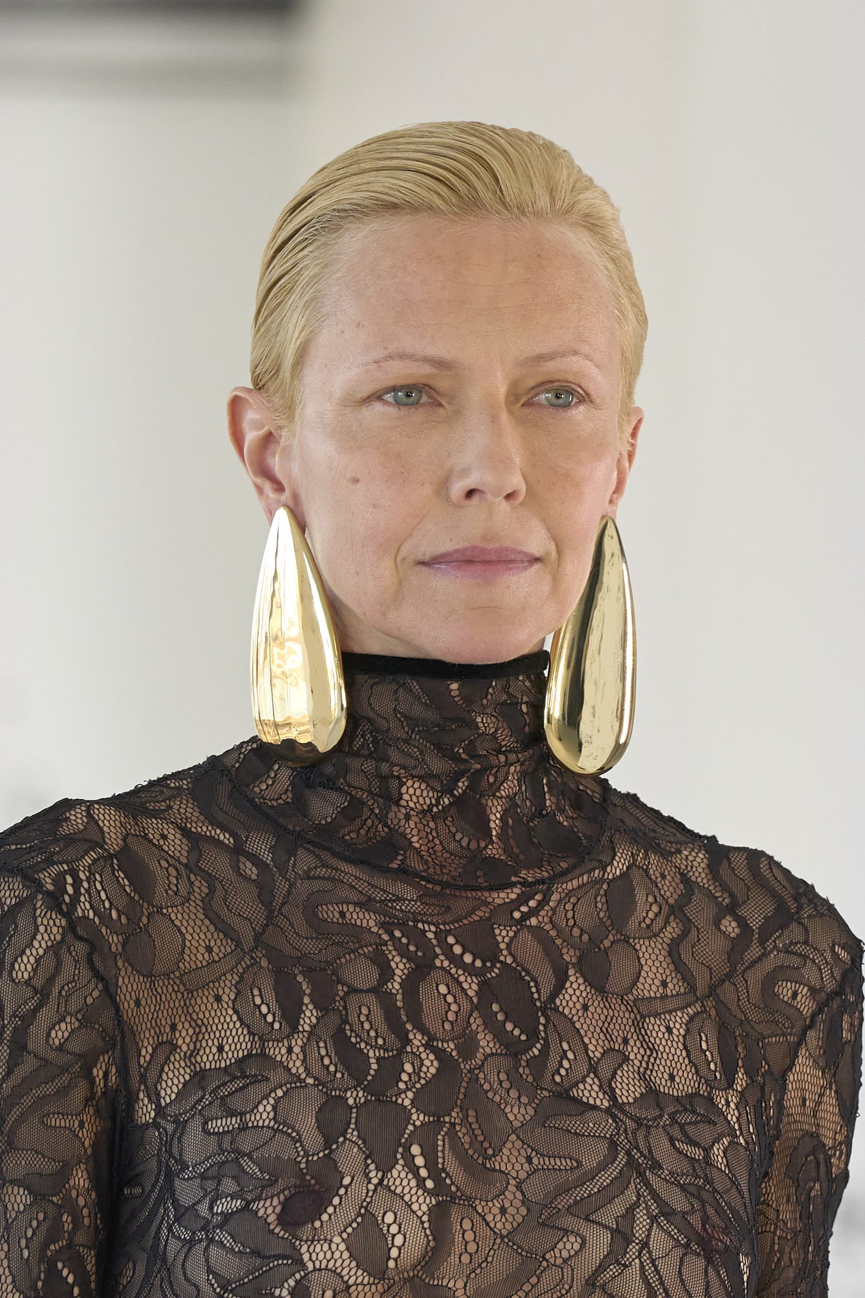 model met grote gouden oorbellen