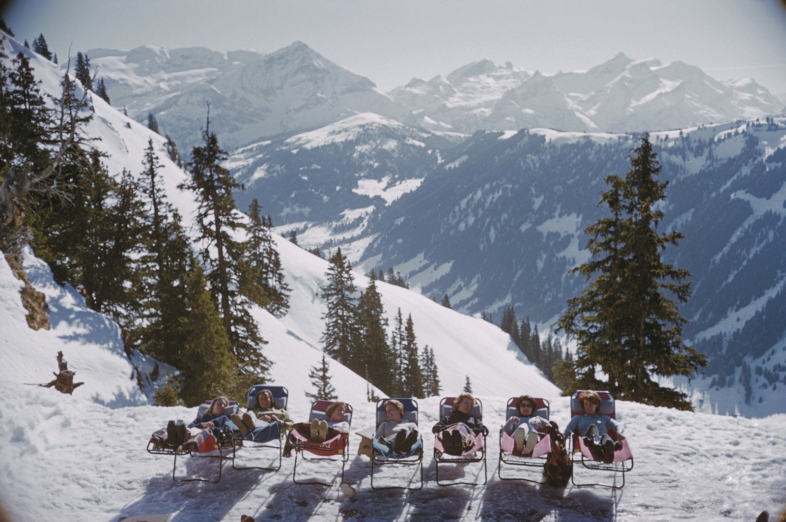 Skiërs zonnebaden in Gstaad in 1961