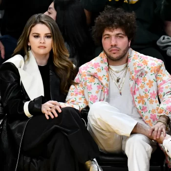 zorgen-selena-gomez-metallic-hakken-voor-te-veel-afleiding-tijdens-nba-match-281189