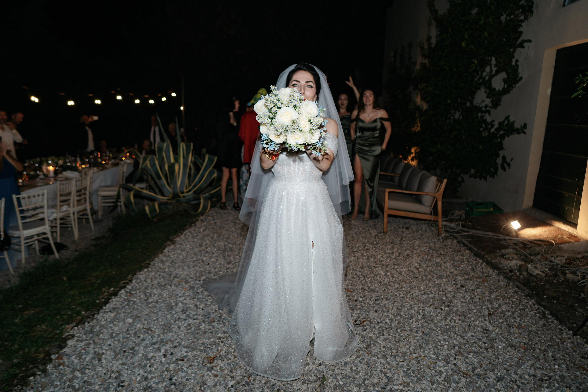 De bruid gooit haar boeket