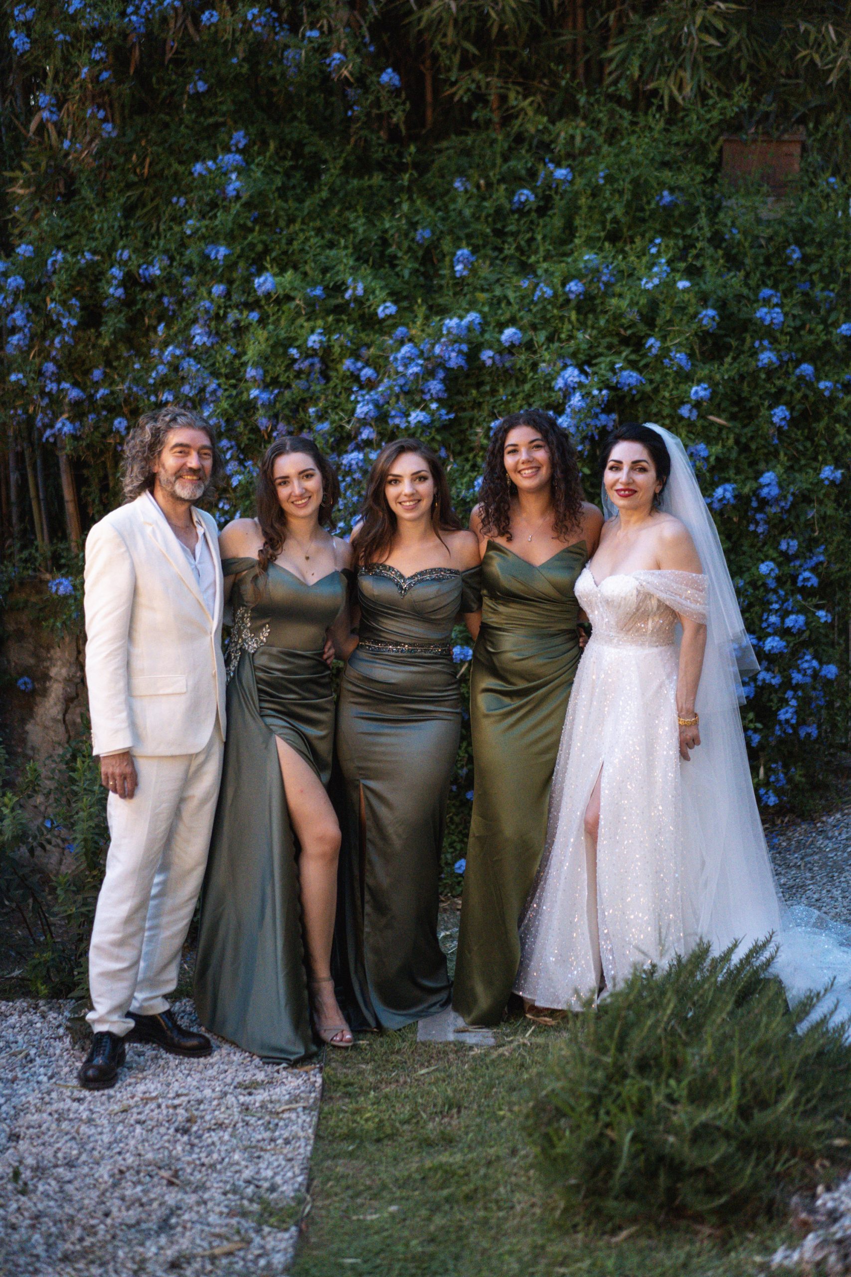 Het bruidspaar met hun kinderen