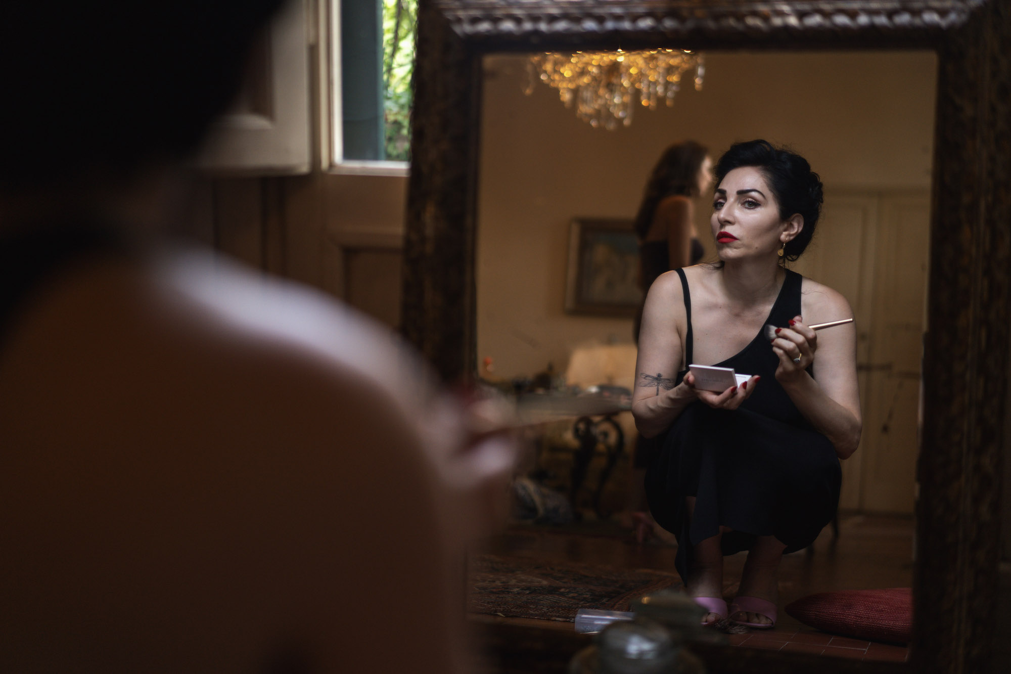 De bruid kijkt in de spiegel