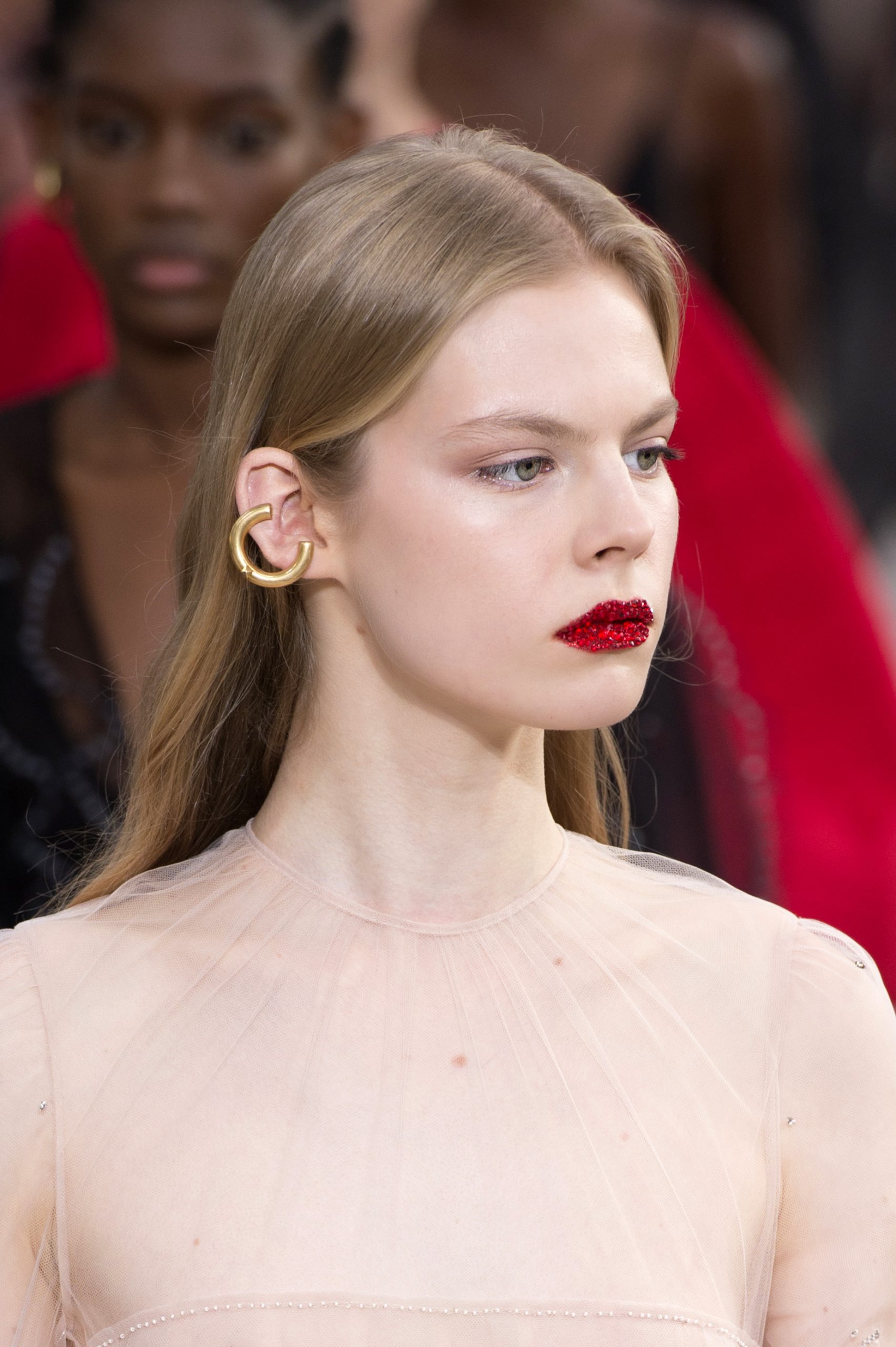 model met rode glitter lippenstift Valentino show