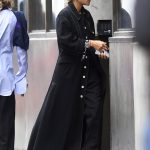 Ashley Olsen in een lange jas