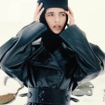 Model in de sneeuw bij het artikel over fijne beautyproducten om mee te nemen op wintersport