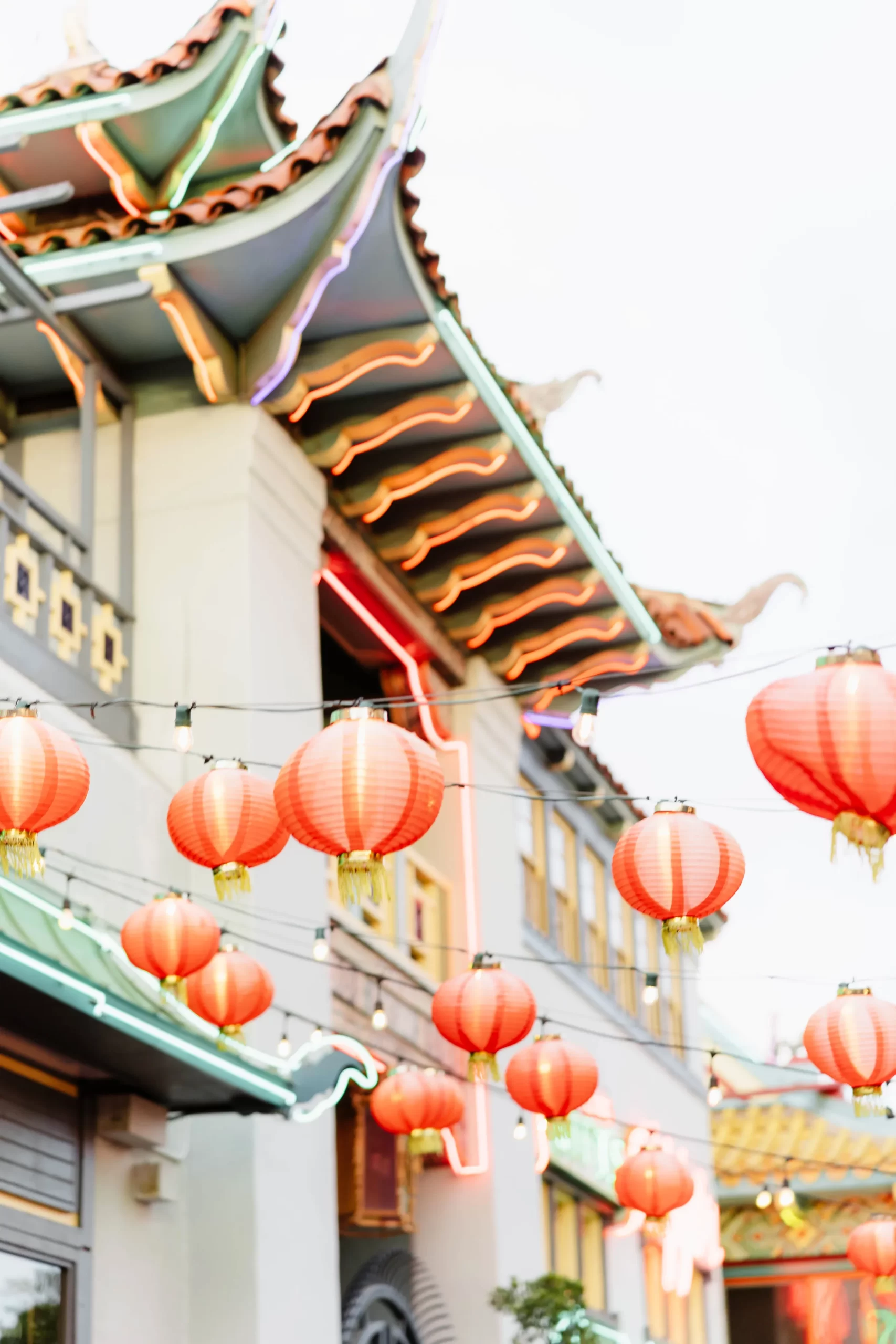 De bruiloft in LA Chinatown van Nicole Wong en Carlo Biedenharn