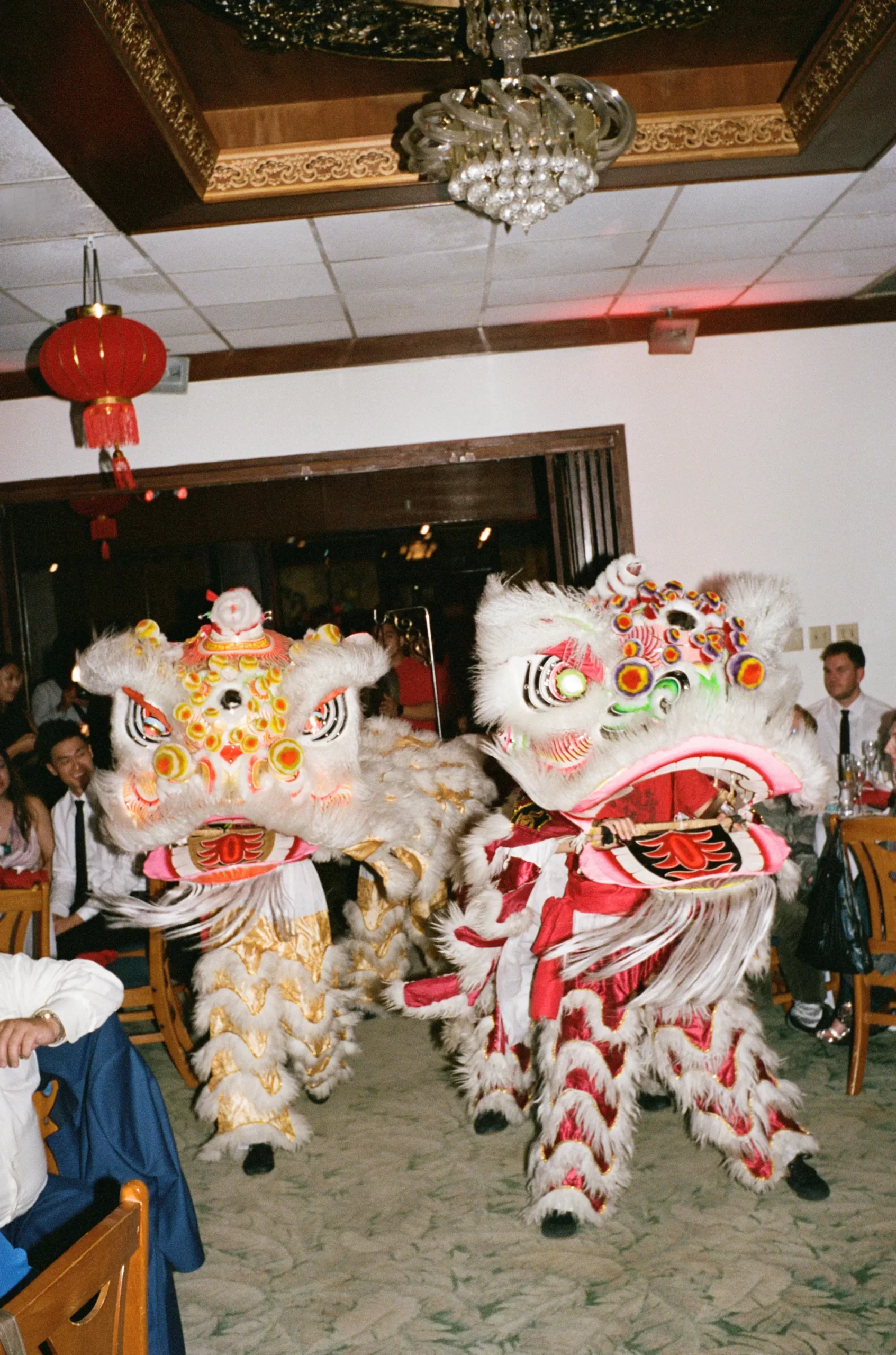 De bruiloft in LA Chinatown van Nicole Wong en Carlo Biedenharn