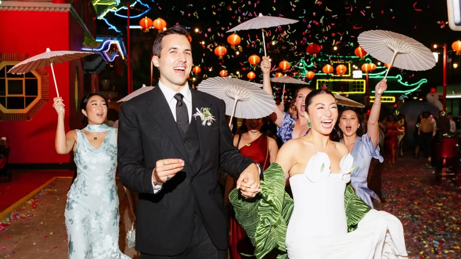 bekijk-deze-epische-bruiloft-in-la-chinatown-met-custom-loewe-jurk-chinees-banket-en-11-unieke-cocktails-280386