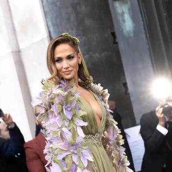 jennifer-lopez-maakt-van-de-parijse-coutureweek-haar-persoonlijke-catwalk-283845