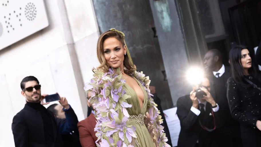 jennifer-lopez-maakt-van-de-parijse-coutureweek-haar-persoonlijke-catwalk-283845