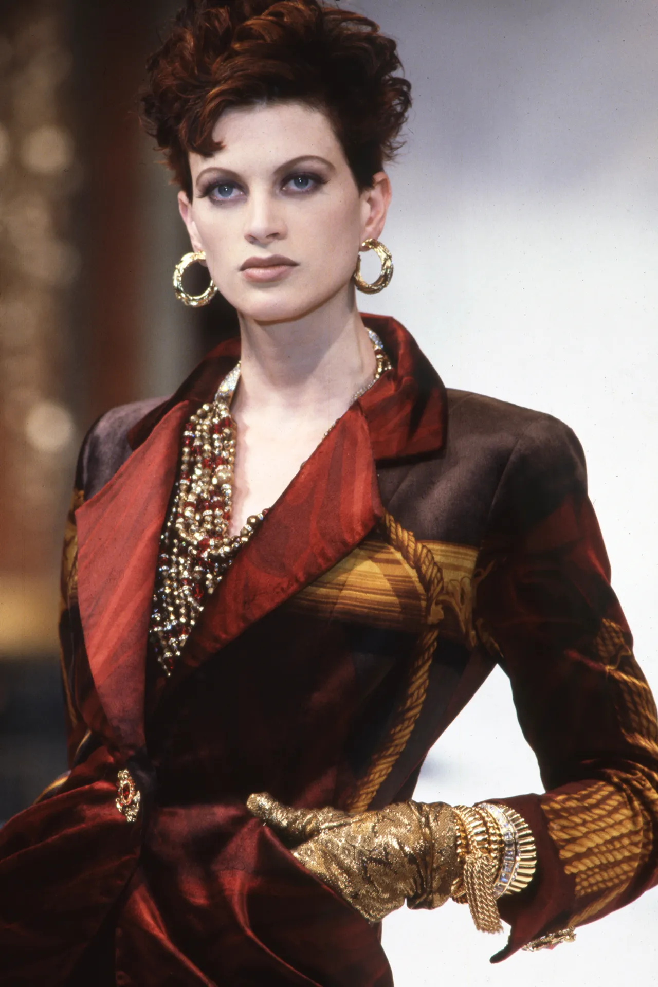 "Mob-Wife" esthetiek op de rugway bij Christian Dior Haute Couture herfst/winter 1992