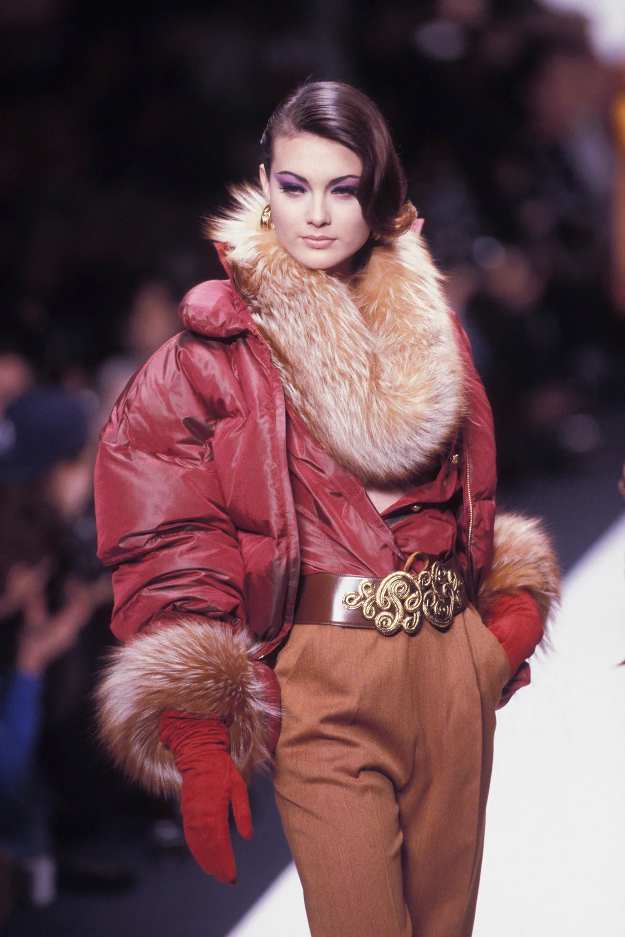 TikTok trend "Mob-wife" te zien op de catwalk bij Christian Dior herfst/winter 1993