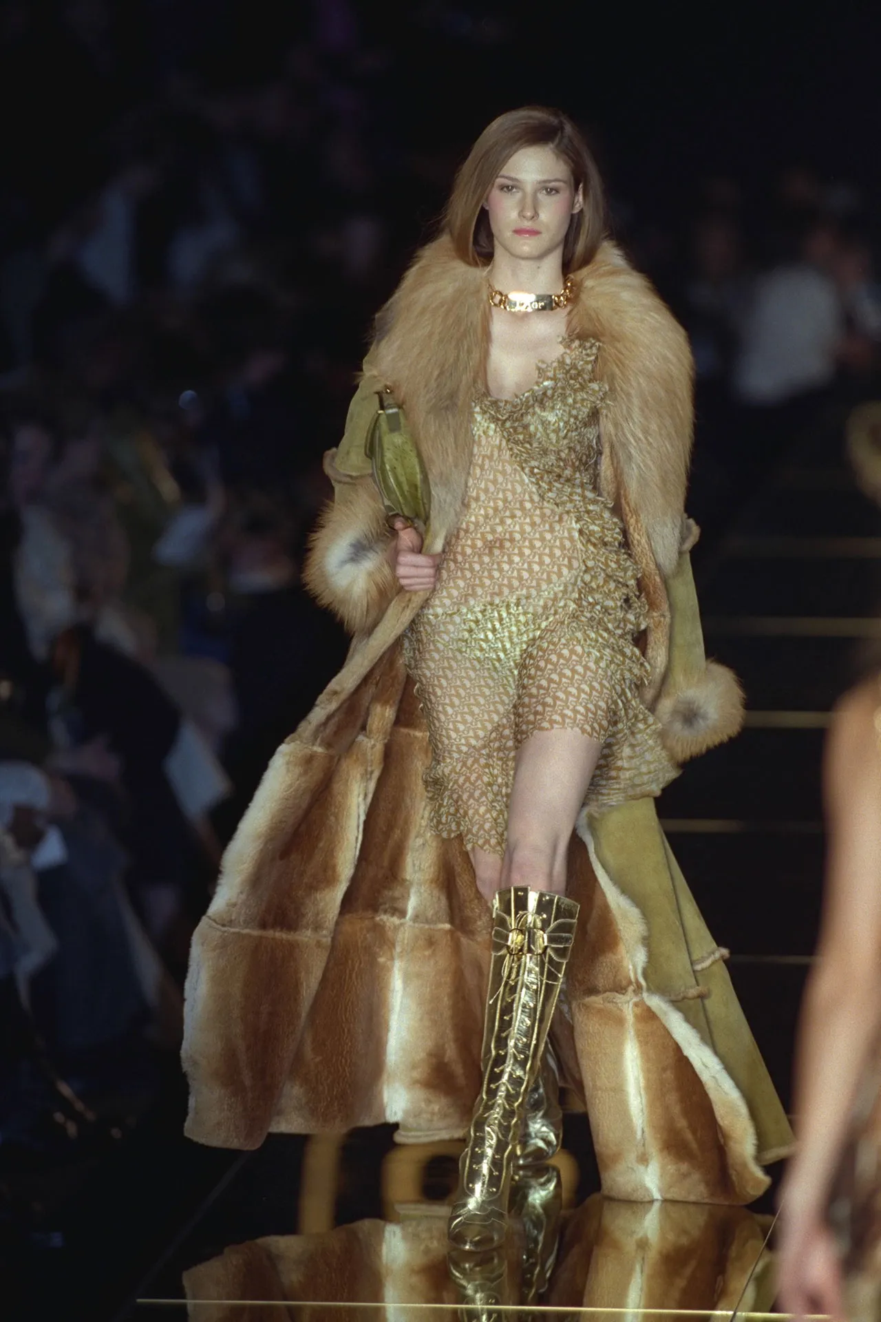 "Mob-Wife" esthetiek op de rugway bij Christian Dior herfst/winter 2000