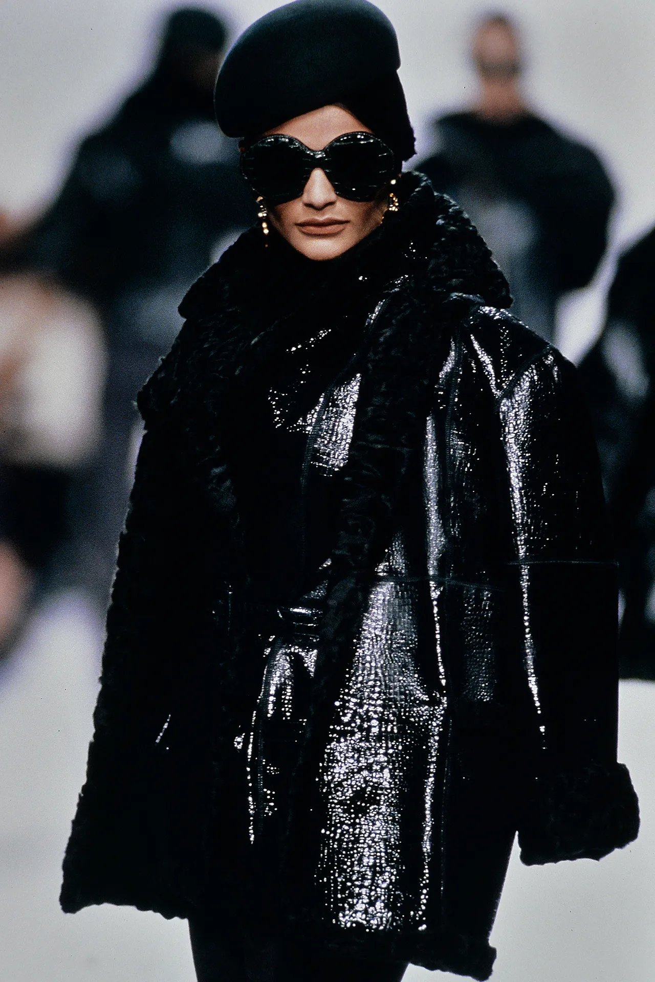 TikTok trend "Mob-Wife" te zien op de catwalk bij Christian Dior herfst/winter 1991