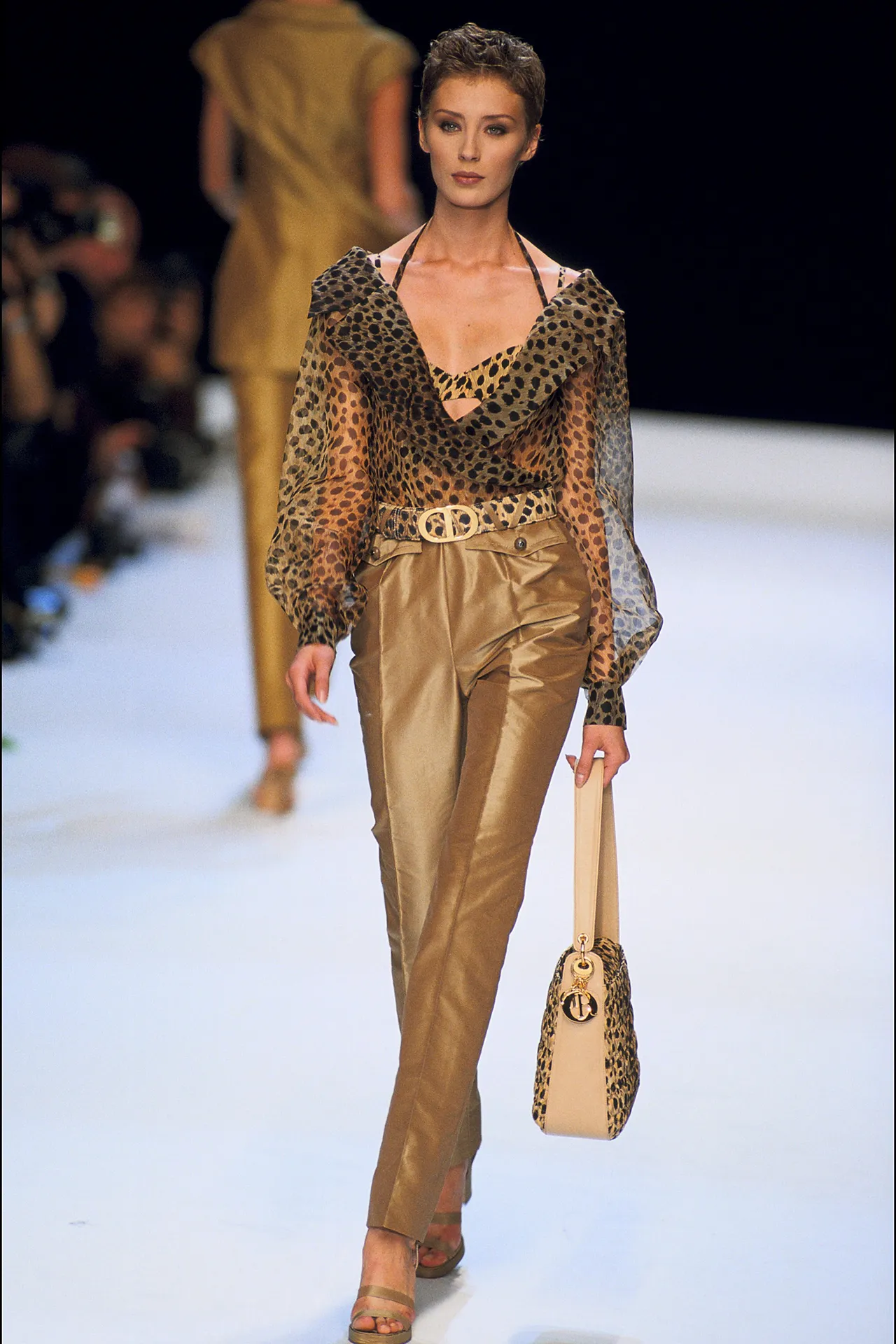 "Mob-Wife" esthetiek op de runway bij Christian Dior lente/zomer 1997