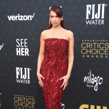 dua-lipa-en-margot-robbie-gaan-voor-romantisch-rode-looks-bij-critics-choice-awards-282127