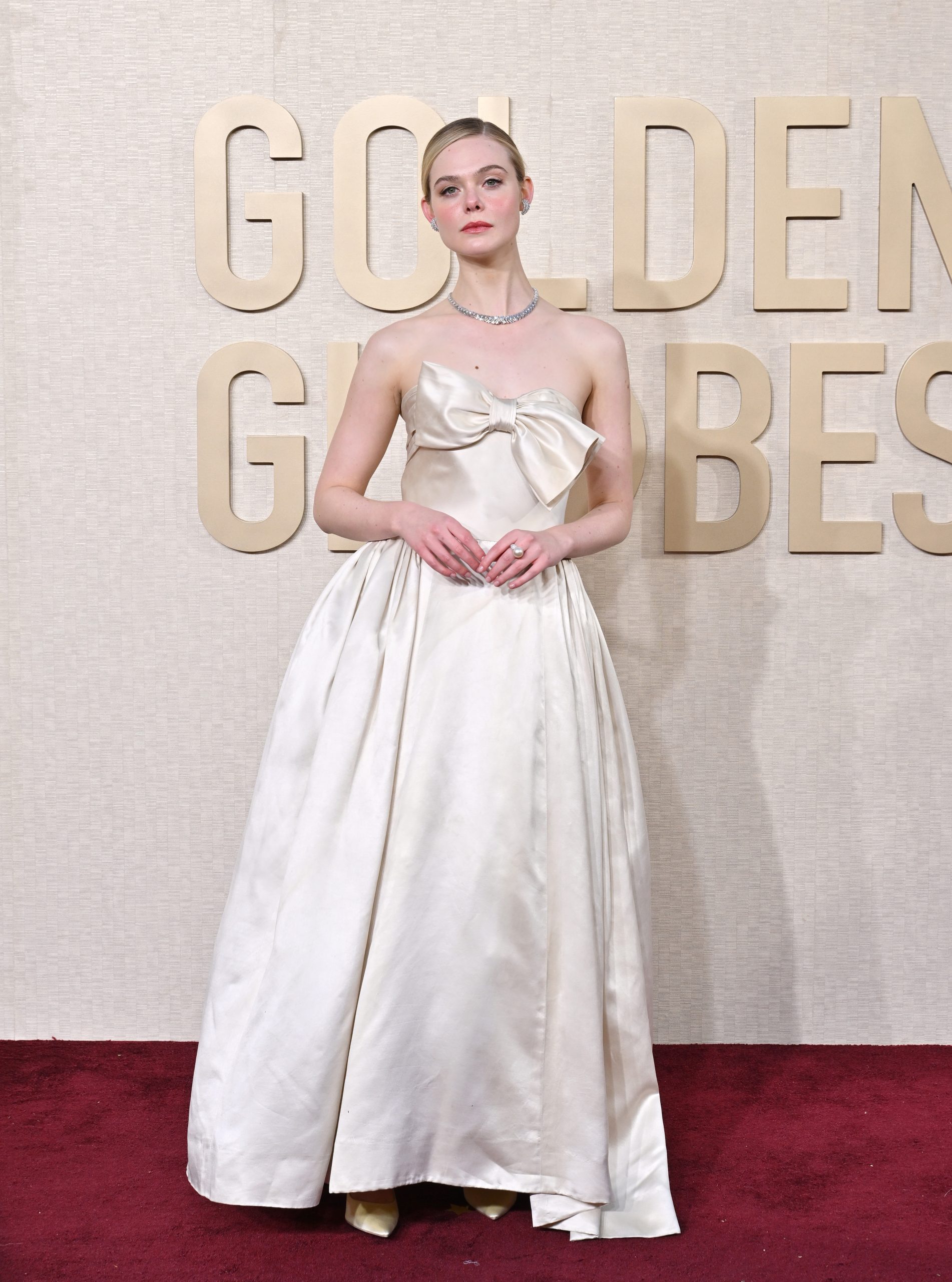 Elle Fanning tijdens de Golden Globes in een jurk met strik
