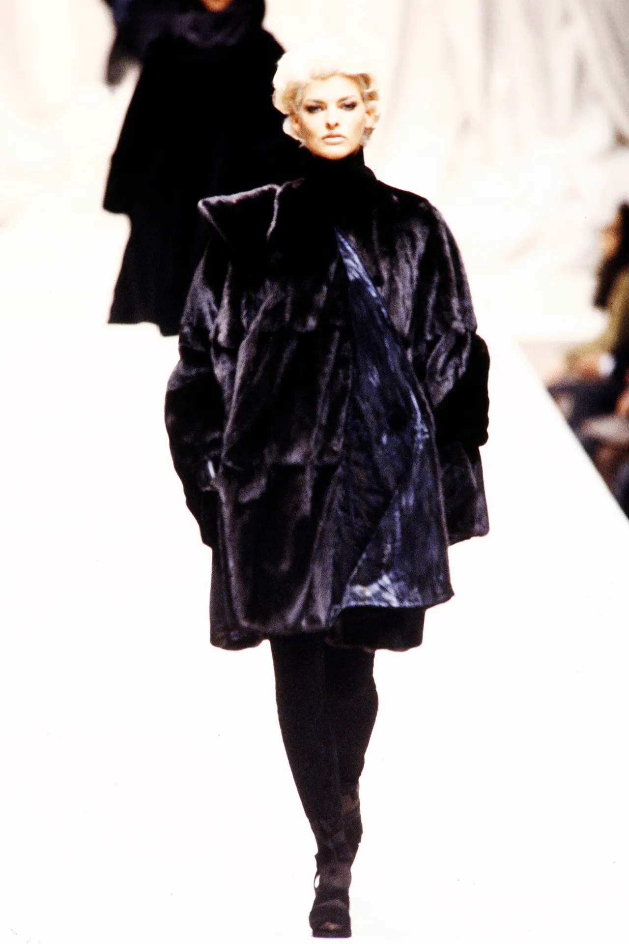 "Mob-Wife" esthetiek op de runway bij Fendi herfst/winter 1991