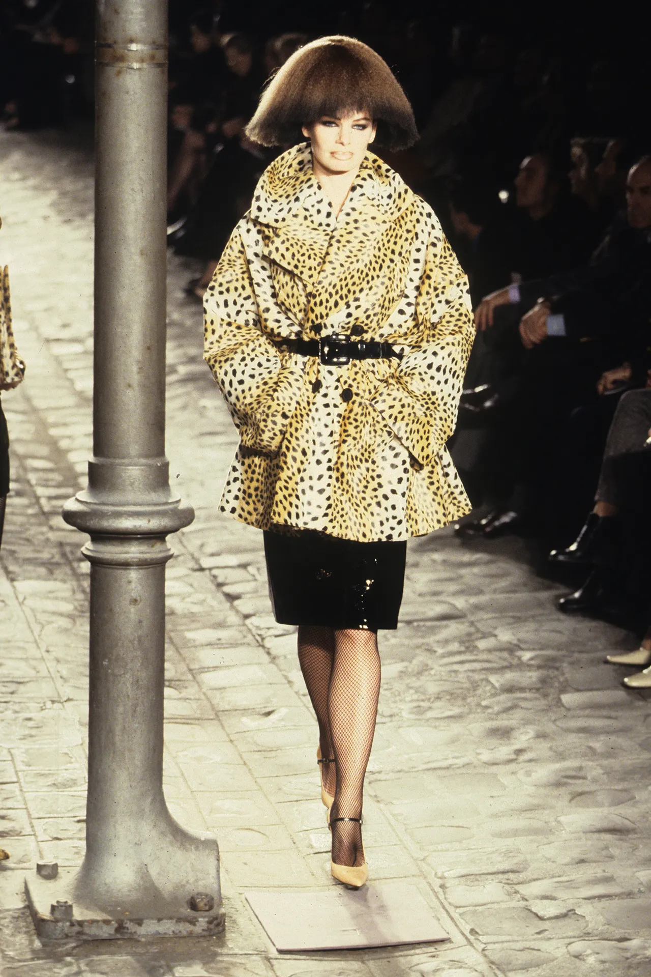 TikTok trend "Mob-Wife" te zien op de catwalk bij Givenchy autumn/winter 1997