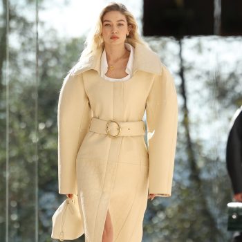 van-gigi-op-de-catwalk-tot-een-front-row-vol-a-listers-de-jacquemus-show-in-5-hoogtepunten-284199