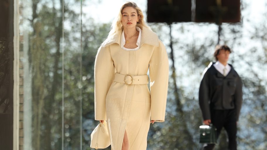 van-gigi-op-de-catwalk-tot-een-front-row-vol-a-listers-de-jacquemus-show-in-5-hoogtepunten-284199