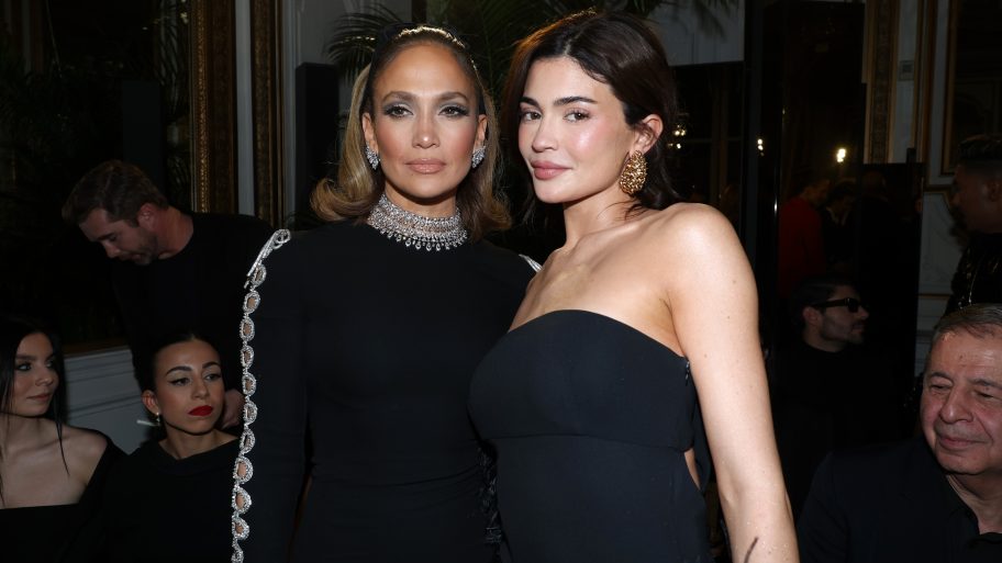 van-jlo-tot-zendaya-de-beste-looks-van-beroemdheden-front-row-bij-de-coutureshows-in-parijs-284026