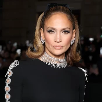 jennifer-lopez-is-een-moderne-catherine-deneuve-bij-valentino-couture-283707