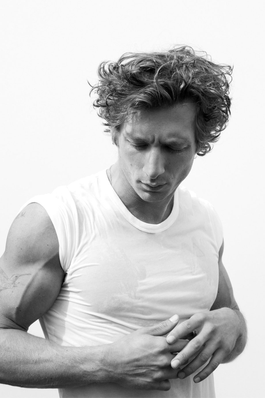 calvin-klein-geeft-mensen-wat-ze-willen-met-jeremy-allen-white-in-de-nieuwe-campagne-281136