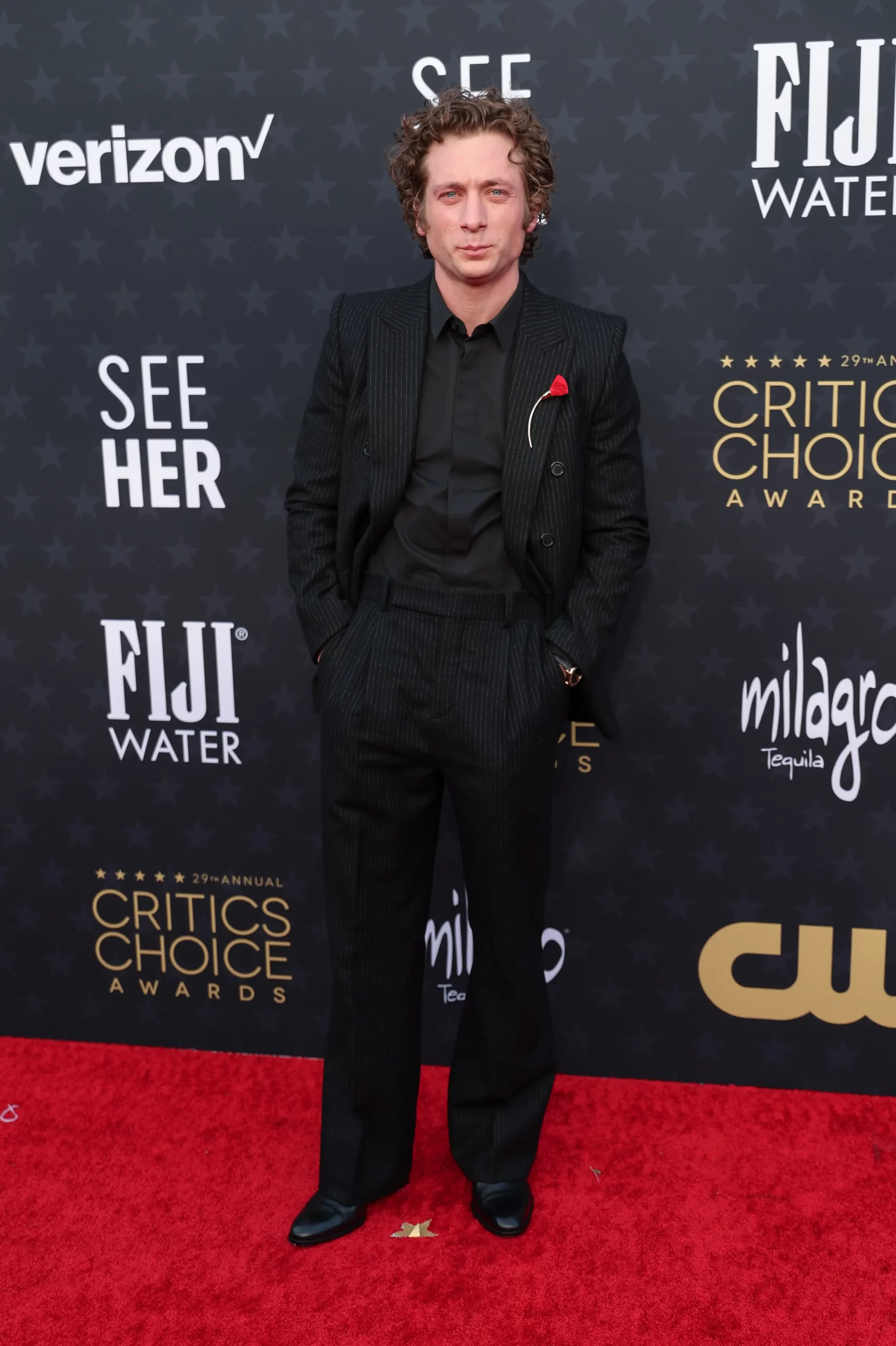 Jeremy Allen White in Saint Laurent is een van de beste looks van de Critics Choice Awards 2024