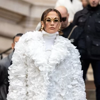 jennifer-lopez-zorgt-voor-sensatie-tijdens-de-schiaparelli-coutureshow-283107