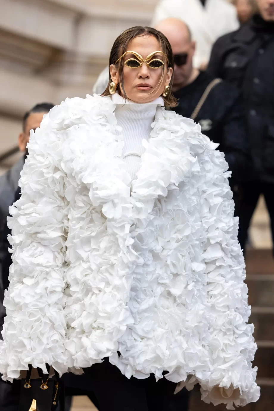 jennifer-lopez-zorgt-voor-sensatie-tijdens-de-schiaparelli-coutureshow-283107