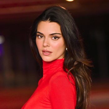 kendall-jenner-bewijst-dat-de-naked-dress-ook-in-2024-hoogtij-viert-280938