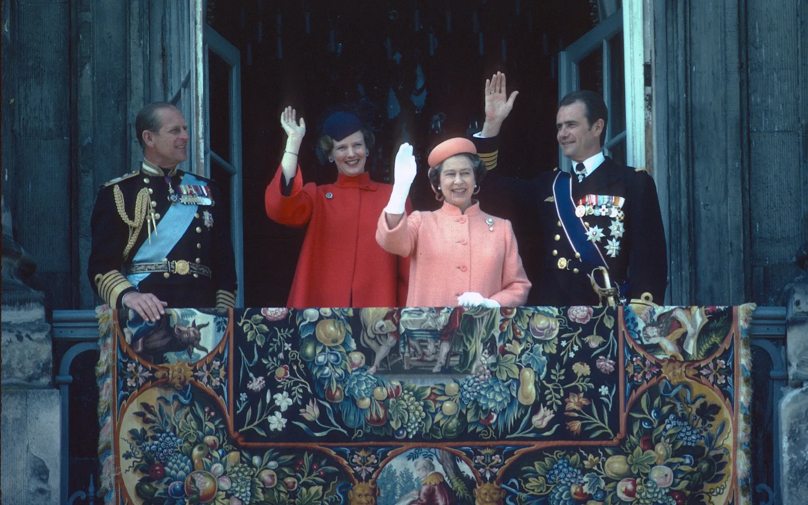 Met koningin Elizabeth II van Engeland en prins Philip, hertog van Edinburgh, zwaaiend vanaf het balkon in Kopenhagen in mei 1979