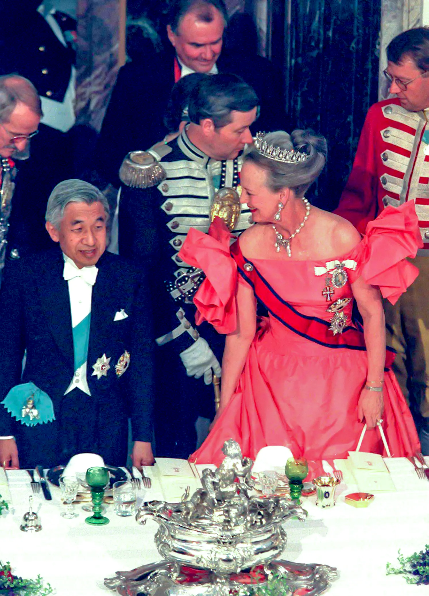 Gefotografeerd in haar Jørgen Bender-jurk tijdens het staatsbezoek van keizer Akihito en keizerin Michiko van Japan aan Denemarken op 2 juni 1998 in Fredensborg, Denemarken