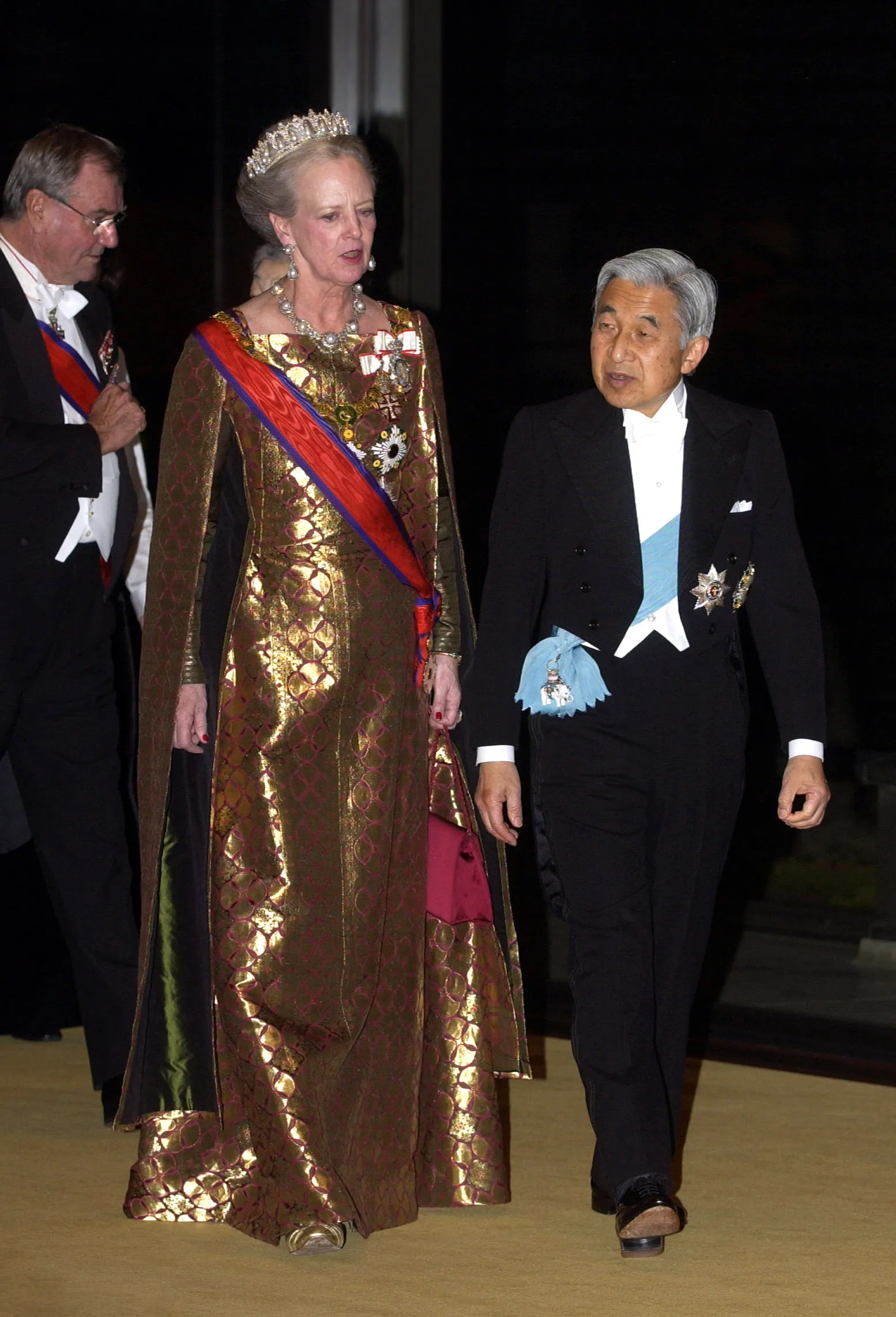 Margrethe in de Elizabethaanse jurk van Mogens Eriksen tijdens het staatsbezoek aan Japan in 2004