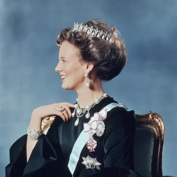 koningin-margrethe-van-denemarken-treedt-af-een-terugblik-op-haar-excentrieke-koninklijke-stijl-280648