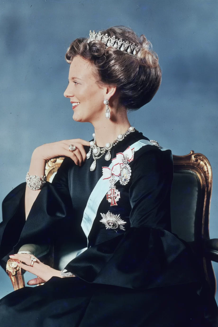 koningin-margrethe-van-denemarken-treedt-af-een-terugblik-op-haar-excentrieke-koninklijke-stijl-280648