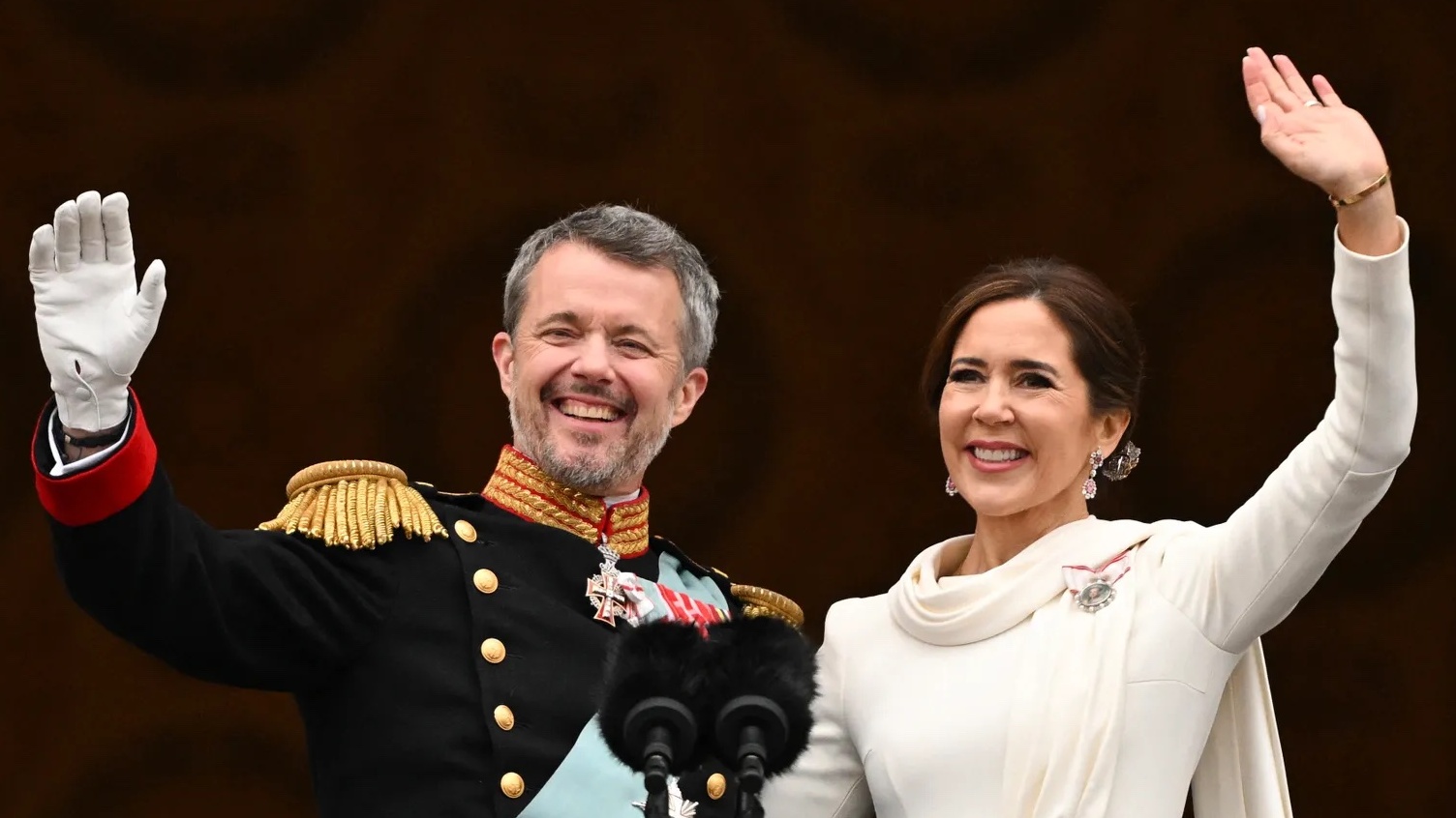 Koningin Mary van Denemarken draagt witte jurk tijdens kroning