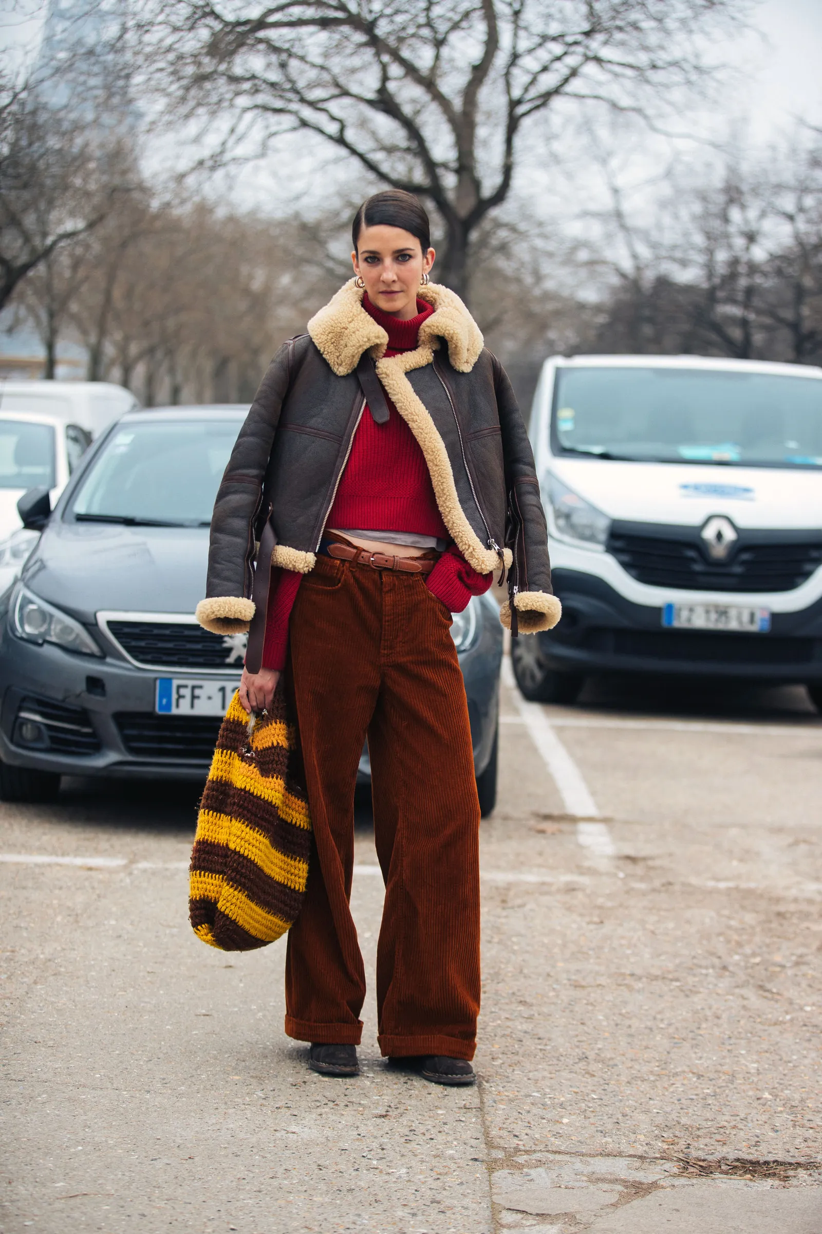 Een bruinrode corduroybroek met rode trui