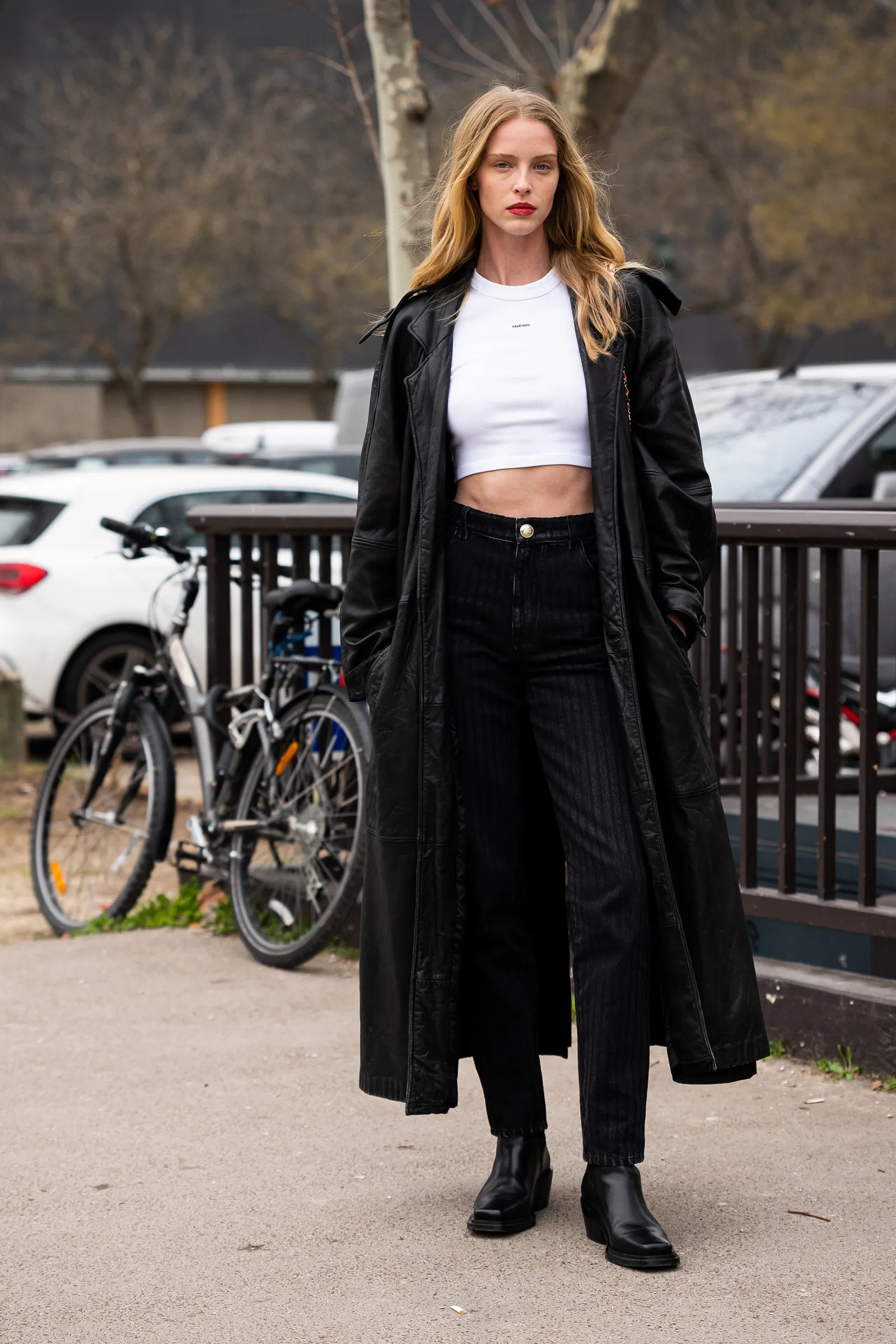 Een slim-fit zwarte corduroy broek met een wit T-shirt