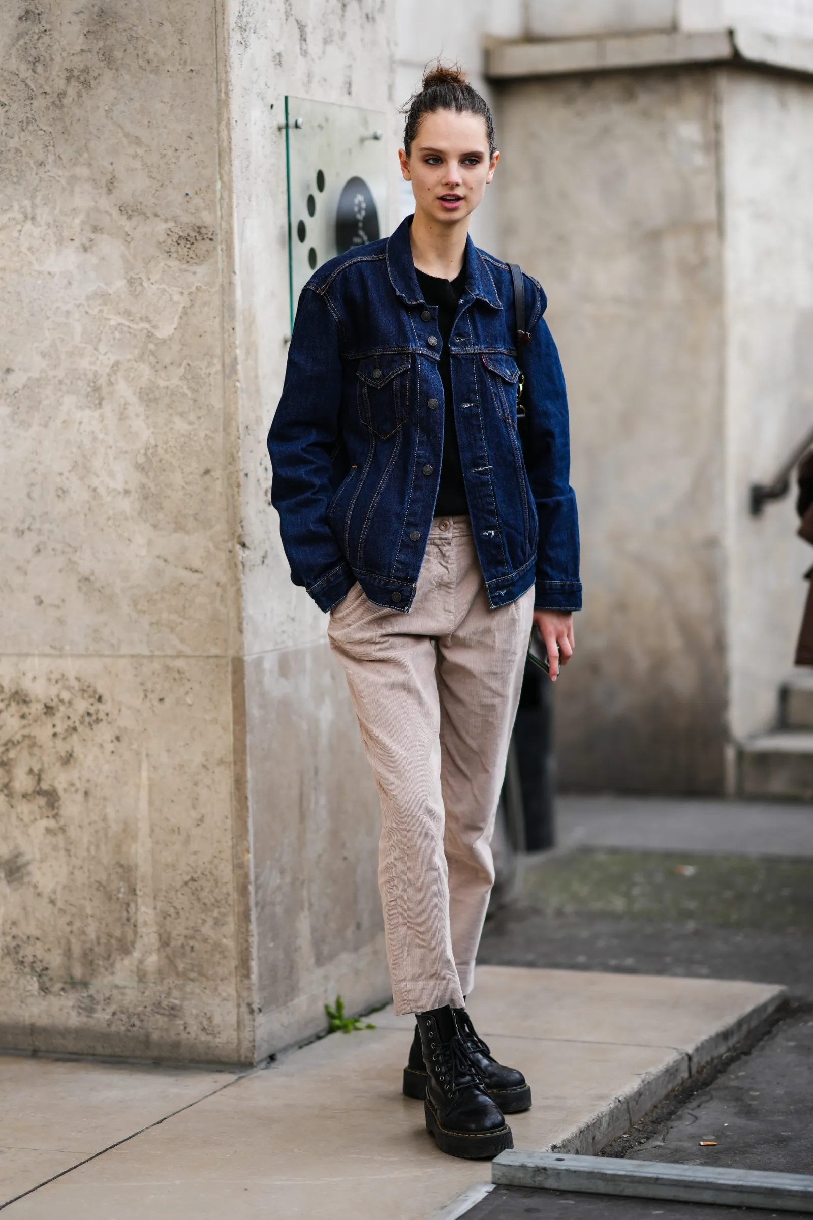 Een lichtgekleurde corduroybroek met een klassieke spijkerjas