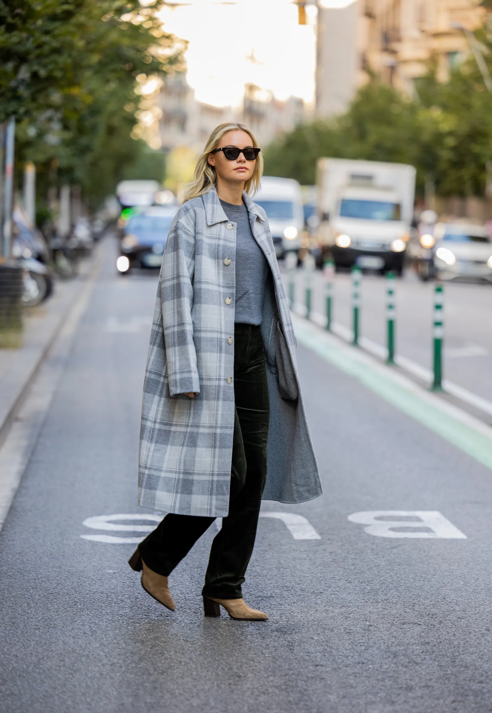 Een corduroy cargobroek met een geruite jas