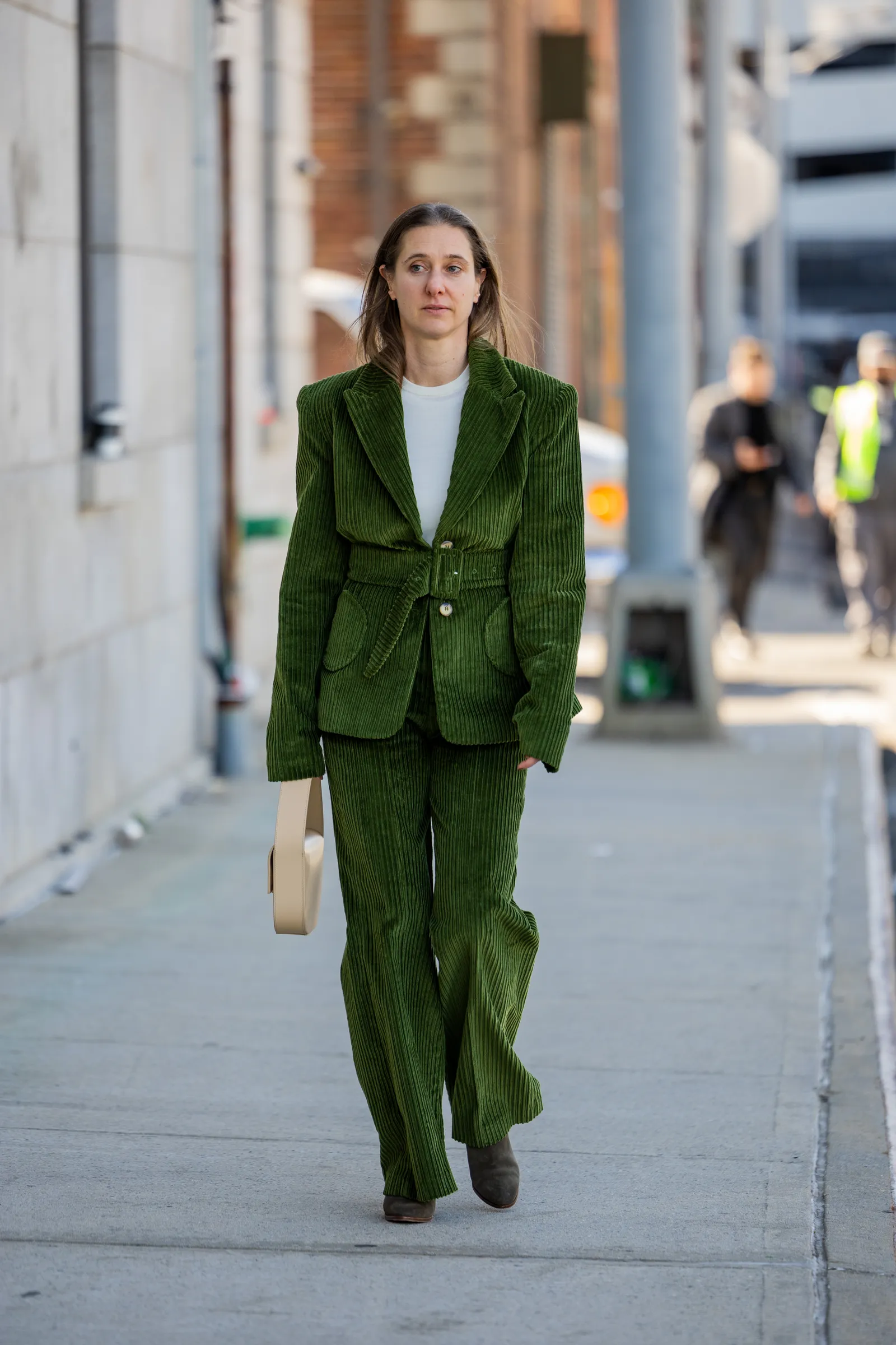Een kleurrijk corduroy pak met een winterse witte handtas